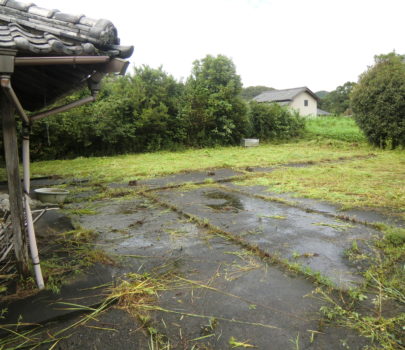 梅雨空に空き家の草刈り